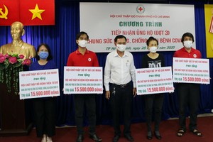 ４家醫院紅十字會代表接受醫療用品。