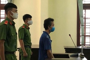 被告人阮文海站在被告席上聽取審判員宣讀判決書。（圖源：H.N）