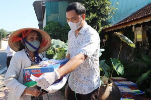 家境貧困的高齡者獲贈送禮物。