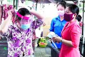 巴迫街市商販戴上防護面罩防疫。