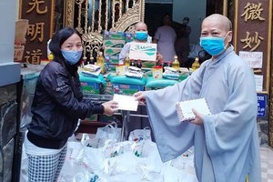 菩提蘭若寺向越華貧民派發救濟品