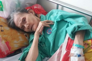 張好老大娘體力很虛弱。