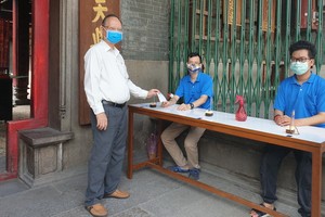 盧耀南理事長(左)安排員工值勤展開防疫工作。