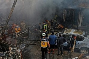 救護隊員在爆炸現場搜尋生還者。（圖源：互聯網）