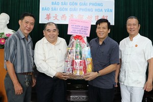 阮玉英主編（右二）接受第五郡東醫會的賀禮。