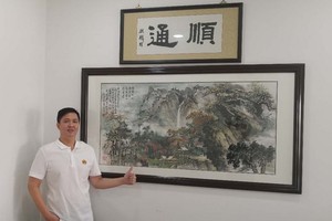 馬順通與他為慈善認購的名畫。