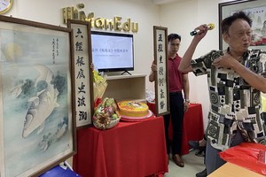 陸進義老師介紹其先父的書畫遺作，並贈予“西堤華人文化陳列室”。