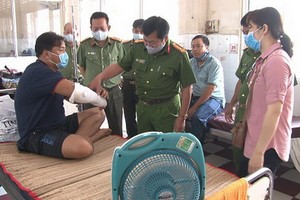 河仙市公安領導親至醫院看望慰問受傷機動警察員。（圖源：文宇）