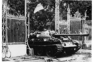 1975年4月30日中午，解放軍坦克車直接進入總統府。