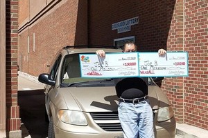 美國男子喬買彩券長達30年，一直以來都用同一組號碼下注，日前竟讓他2張彩券全都中了頭獎。（圖源：推特）