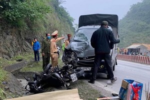 圖為發生在和平省的一起交通事故現場，兩人當場死亡。（圖源：日新）