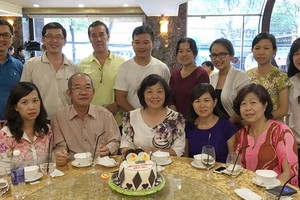 作者與同事們和已故編輯部原主任陳國華先生合照。