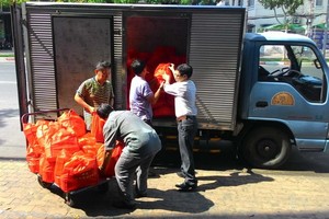 我們一起做慈善，各部門同事幫忙把要派發的慈善禮物搬上車。