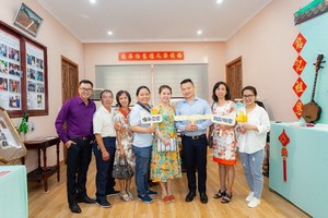 杜潔瑩（右一）出席“西堤華人懷舊物品展”開幕式，為弘揚民族文化打氣。