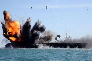 圖為此前伊朗在軍演中炸毀的「美國航母」。（圖源：互聯網）