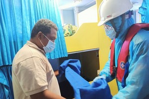 獲救的一名船員（左）。（圖源：玉江）