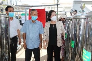 國會主席阮氏金銀（前右一）參觀檳椥省榕簪縣州和鄉RO濾水器系統。（圖源：潘欣）