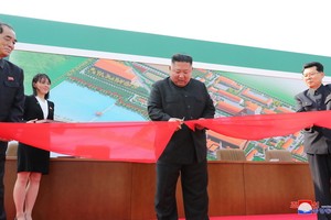 金正恩在現場為竣工儀式剪綵。（圖源：朝中社）