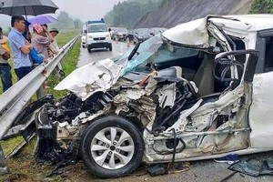 5月1日，發生在內牌-老街高速公路上的一起交通事故現場，導致兩人重傷。（圖源：OFFB）