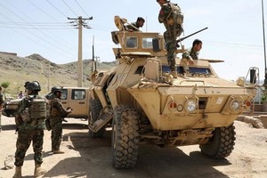 阿富汗士兵在喀布爾附近發生自殺性炸彈襲擊後巡邏守候。（圖源：路透社）