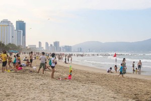 遊客在峴港海灘戲水。（圖源：輝達）