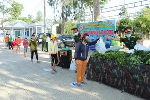 當地民眾前來正覺廟排隊領取大米和食物。（圖源：明仁）