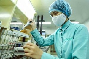 化驗員進行試驗疫苗。（圖源：阮慶）