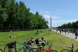 大批民眾來到美首都華盛頓的國家廣場鍛煉或休閒。（圖源：互聯網）