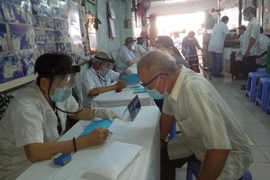 上百位貧病者前來第五郡東醫會慈善診所求診。