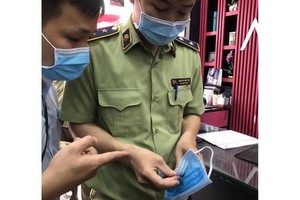 市場管理力量檢查在市面上銷售的抗菌口罩。