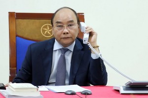 政府總理阮春福與日本首相安倍晉三通電話。（圖源：VGP）