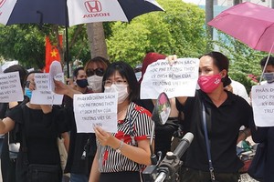 200多位家長聚集在越澳國際民立學校本市二月三日街分校反對疫情停課期間的學費收取制度。（圖源：阮娟）