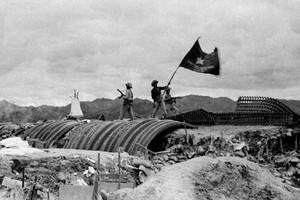 經過56晝夜連續戰鬥，1954年5月7日下午，越南軍隊的“決戰決勝”旗幟 在卡斯特里隧道上飄揚。奠邊府戰役已全勝。（資料圖片）
