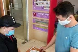 消費者正在選購母親節蛋糕。