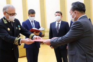 馬采戈拉（左）向李善權頒授紀念章。（圖源： 俄羅斯駐朝鮮大使館臉書）