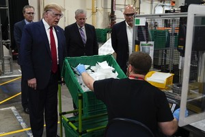 當地時間5月5日，美國總統特朗普在亞利桑那州一家口罩工廠參觀時，無視工廠車間的提示，在沒有戴口罩的情況下進行了視察活動。（圖源：路透社）