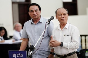 峴港市人委會兩名原主席被告陳文明（右）和文友戰。（圖源：越勇）