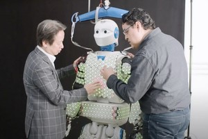 有著人類觸覺的電子皮膚的機器人將效增進協作性、安全性與有效性