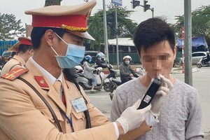 交警對一名機車騎士進行呼氣式酒精測試。（圖源：嘉慶）