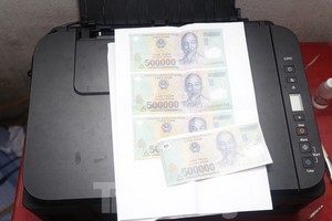 被查獲的部分假鈔成品及半製成品。（圖源：黃龍）