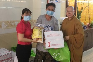 第五郡觀音精舍配合第十二坊越南祖國陣線委會昨(7)日在該精舍舉辦贈送愛心救濟品慈善活動。