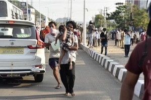 大批民眾吸入過量苯乙烯感到身體不適，紛紛濕布掩鼻趕忙撤離現場。