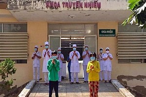 平順省最後的一名新冠肺炎患者（前右）康復出院。（圖源：院方提供）