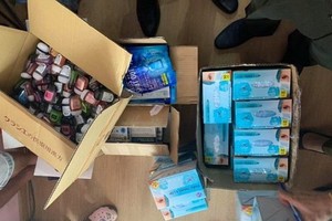 被查獲的來歷不明防疫商品。（圖源：劉莉）