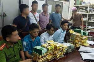 乂安省圻山縣公安機關人贓並獲3名運毒歹徒（前排右3名）及毒品物證。（圖源：C.Lưu）