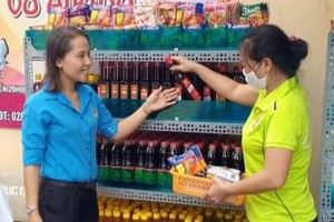 為貧困勞動者服務的“愛心攤位”現場圖。