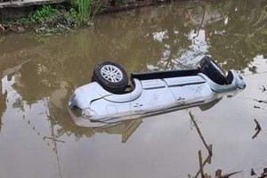 汽車墜河現場。（圖源：T. Thắng）