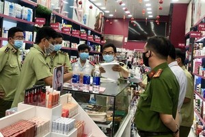 本市市場管理跨部門力量檢查一批違規貨物。