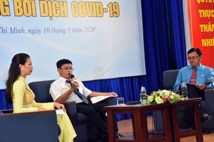 諮詢專家通過現場直播解答勞動者的提問。（圖源：晉盛）