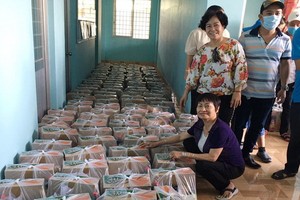 平西市場越華商販昨(10)日組團到前江省美萩市展開奉獻愛心慈善活動。